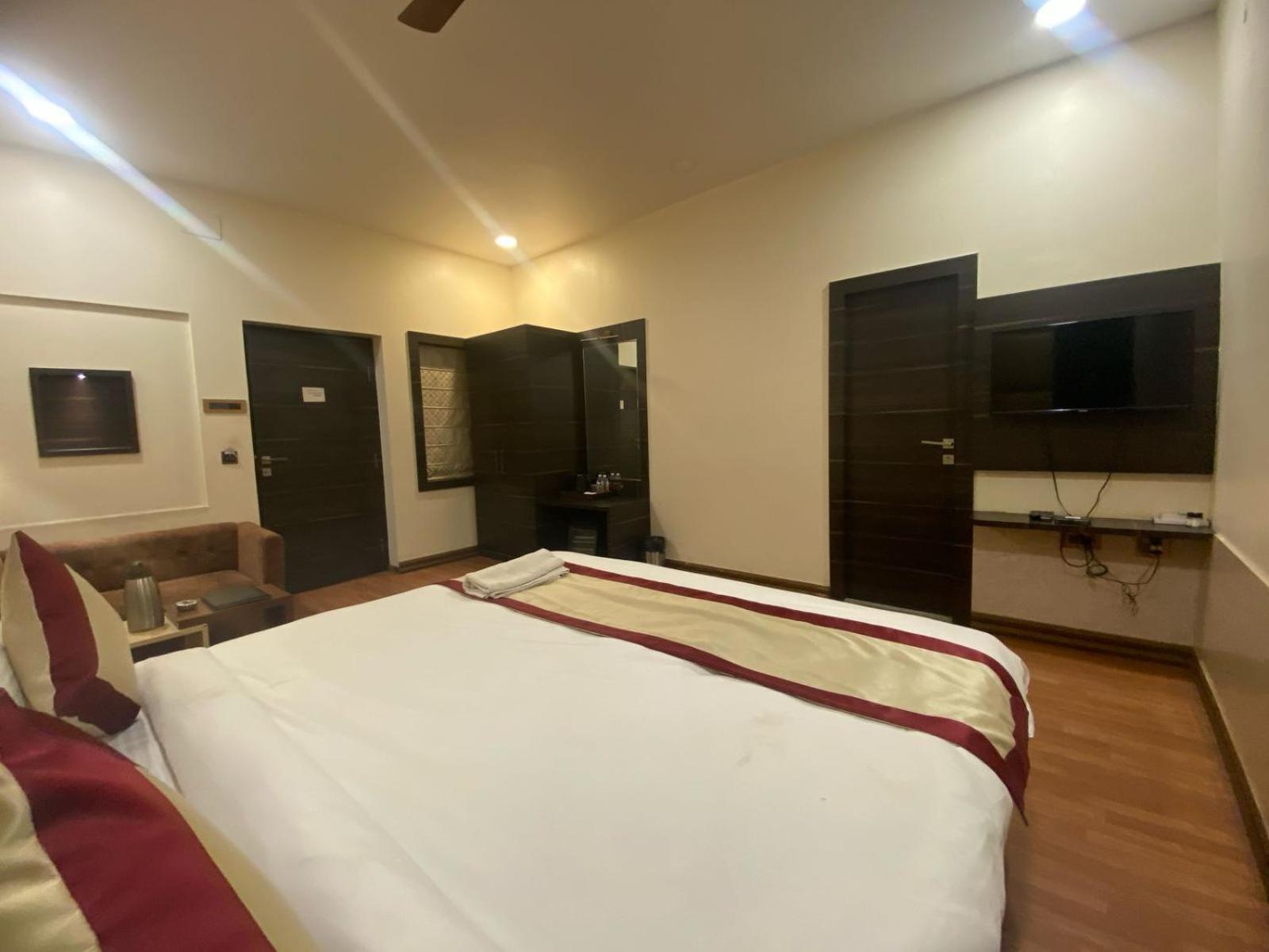 Hotel New Grand Deoghar Exteriör bild